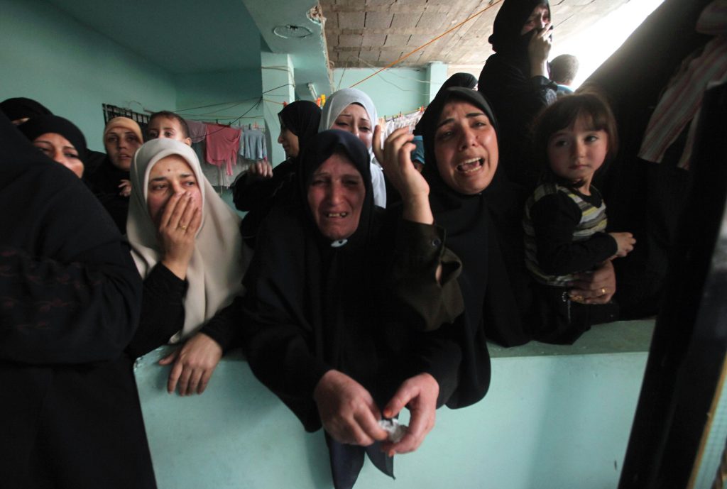 Συγγενείς των θυμάτων. ΦΩΤΟ REUTERS