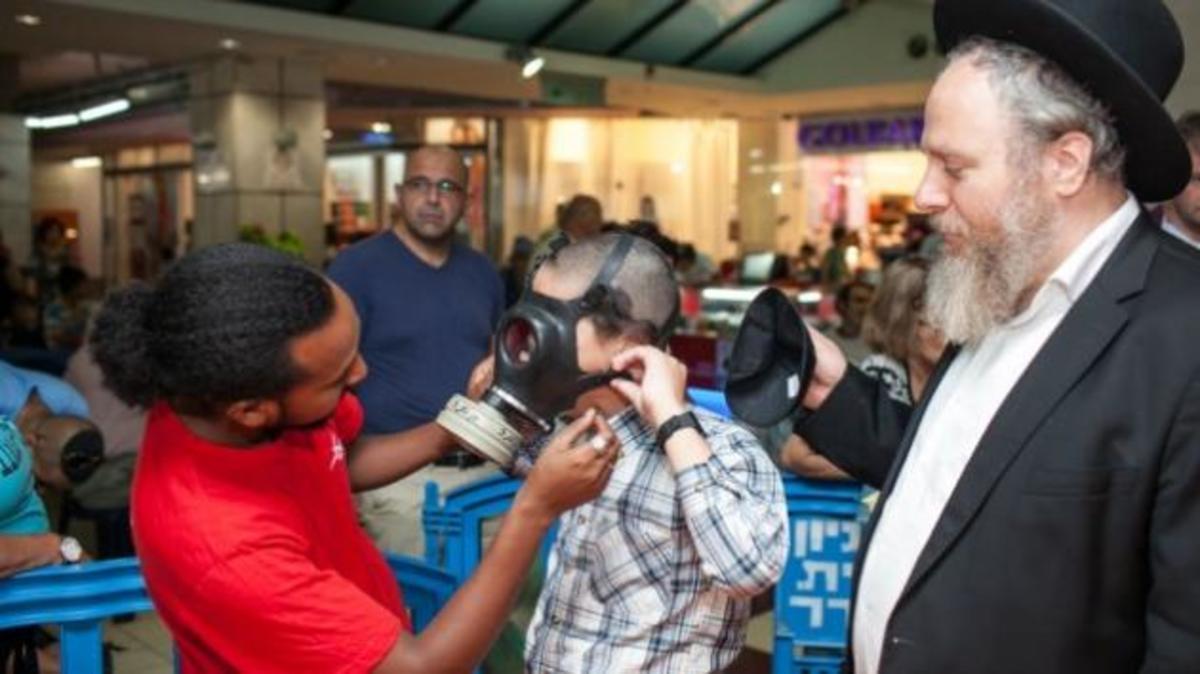 Αντιασφυξιογόνες μάσκες μοιράζουν στο Ισραήλ – Σκηνικό πολέμου