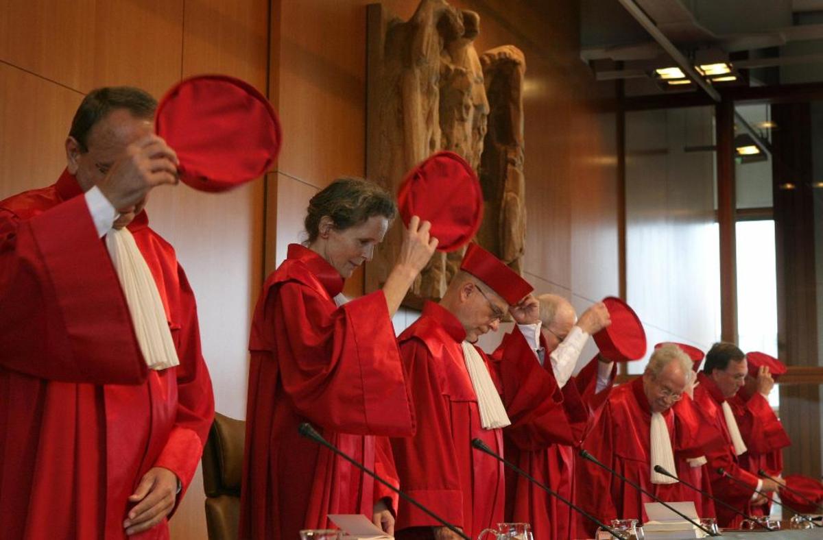 Η διάσωση του ευρώ κρίνεται από 8 πορφυροντυμένους Γερμανούς δικαστές”