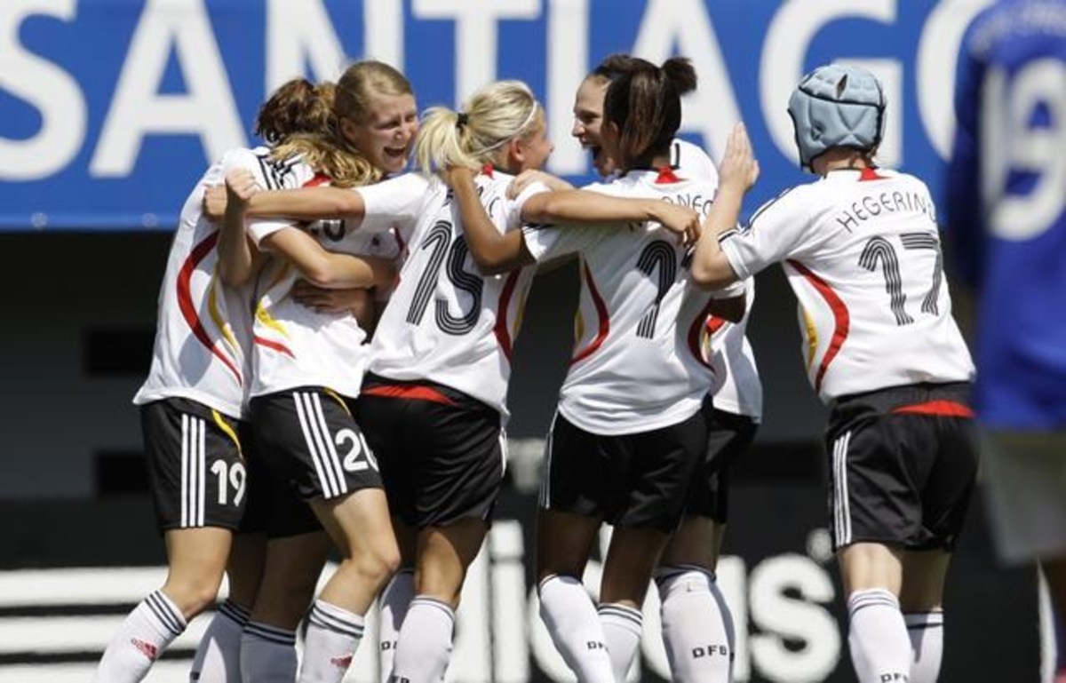 Οι γερμανίδες πανηγυρίζουν την εύστοχη εκτέλεση ενός...ιστορικού πέναλτι!