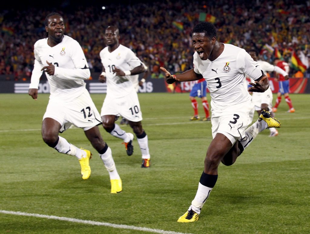 Οι παίκτες της Γκάνας πανηγυρίζουν το χρυσό γκολ του Γκιάν