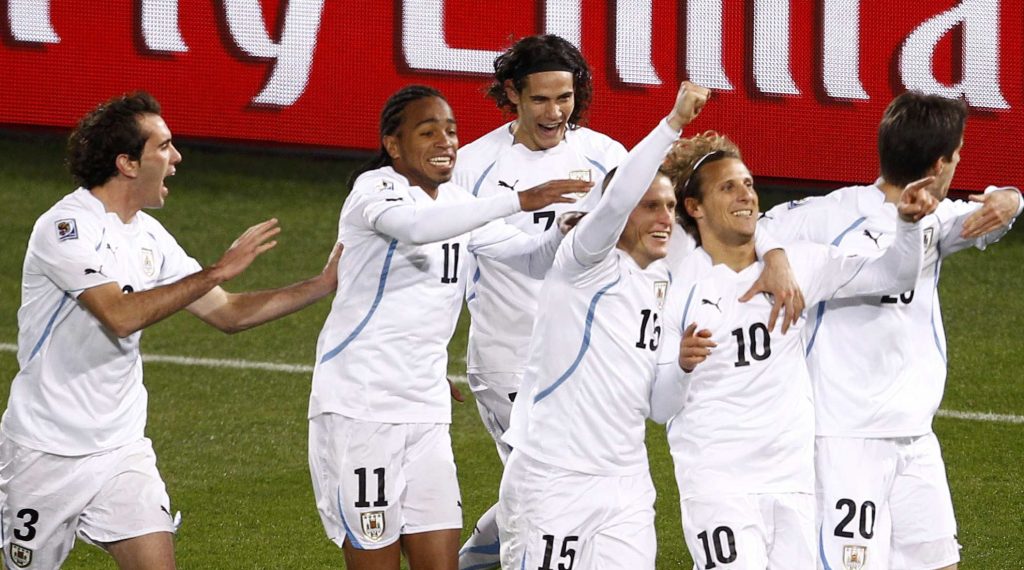 Οι παίκτες της Ουρουγουάης πανηγυρίζουν το δεύτυερο γκολ του Φορλάν
