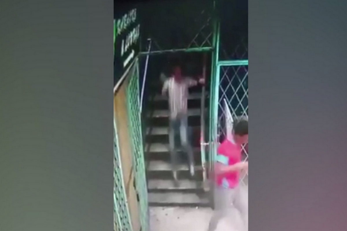 Ανατριχιαστικό βίντεο! Φάντασμα τους ρίχνει από τη σκάλα! [vid]