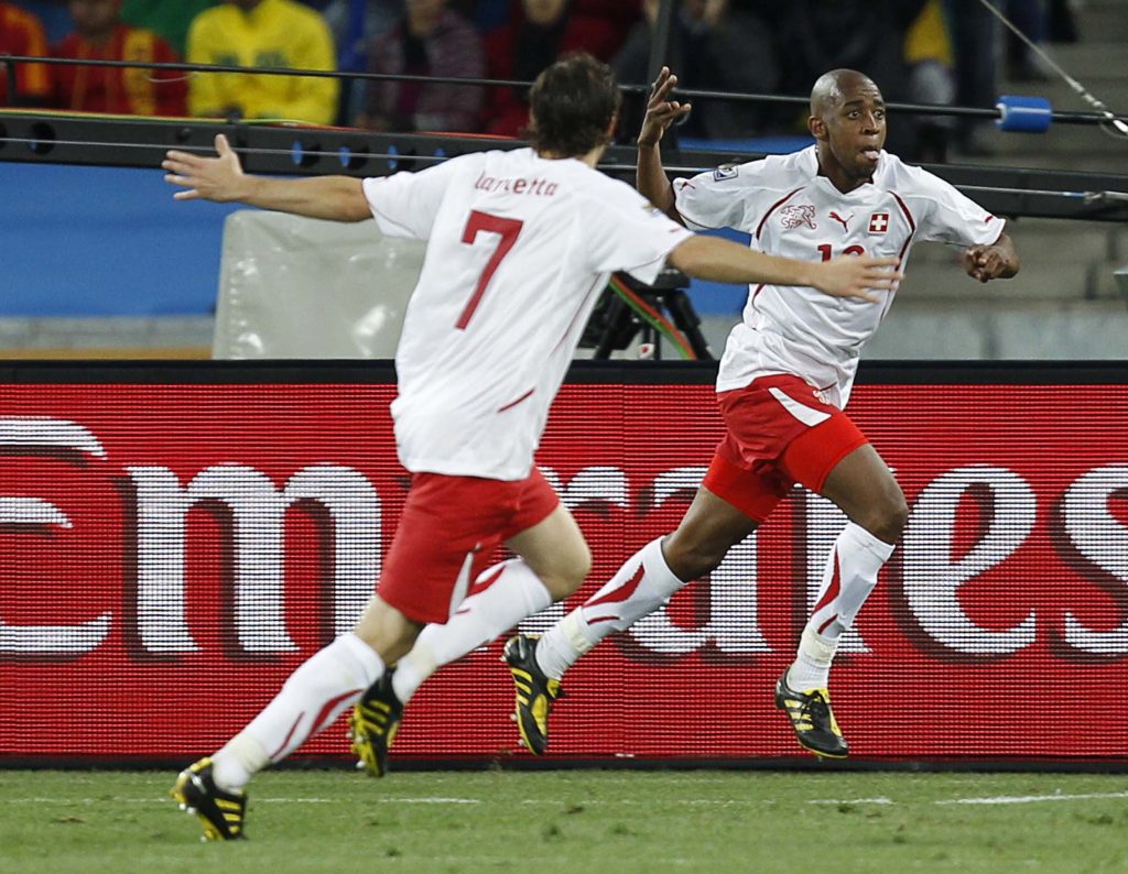 Οι παίκτες της Ελβετίας πανηγυρίζουν το χρυσό γκολ του Φερνάντες