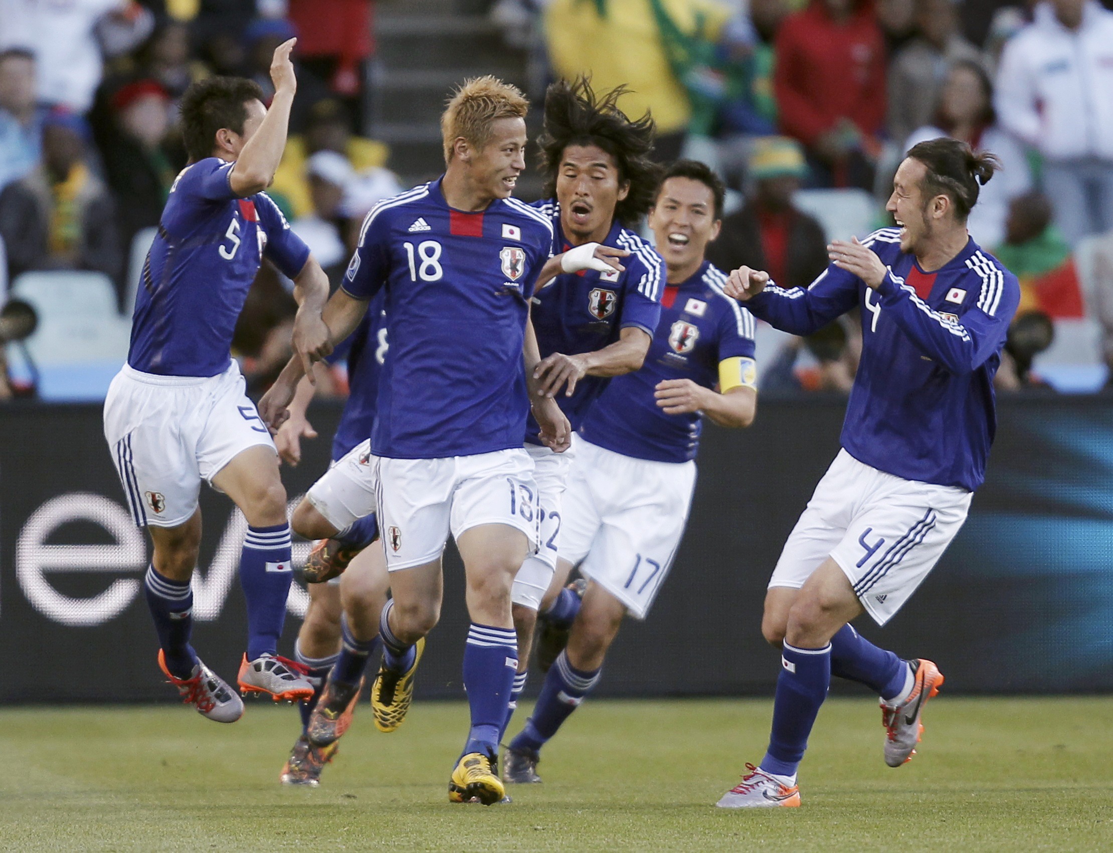 Οι παίκτες της Ιαπωνίας πανηγυρίζουν το γκολ του Χόντα