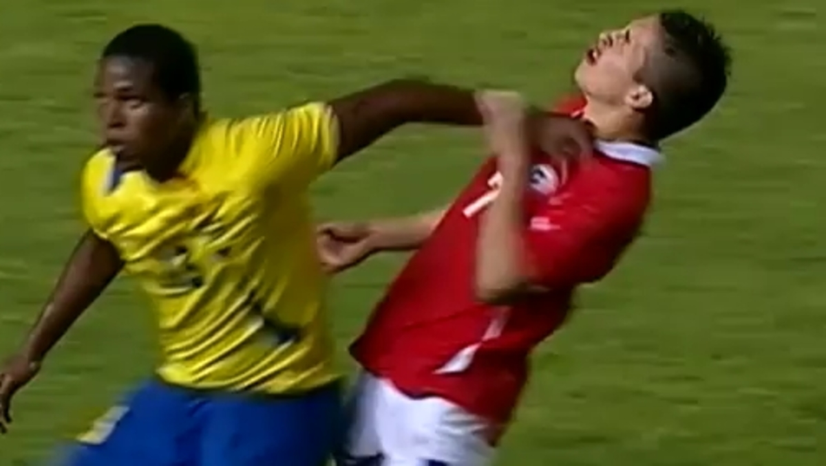 Δείτε τον απίστευτο τρόπο που ένας ποδοσφαιριστής κερδίζει φάουλ!