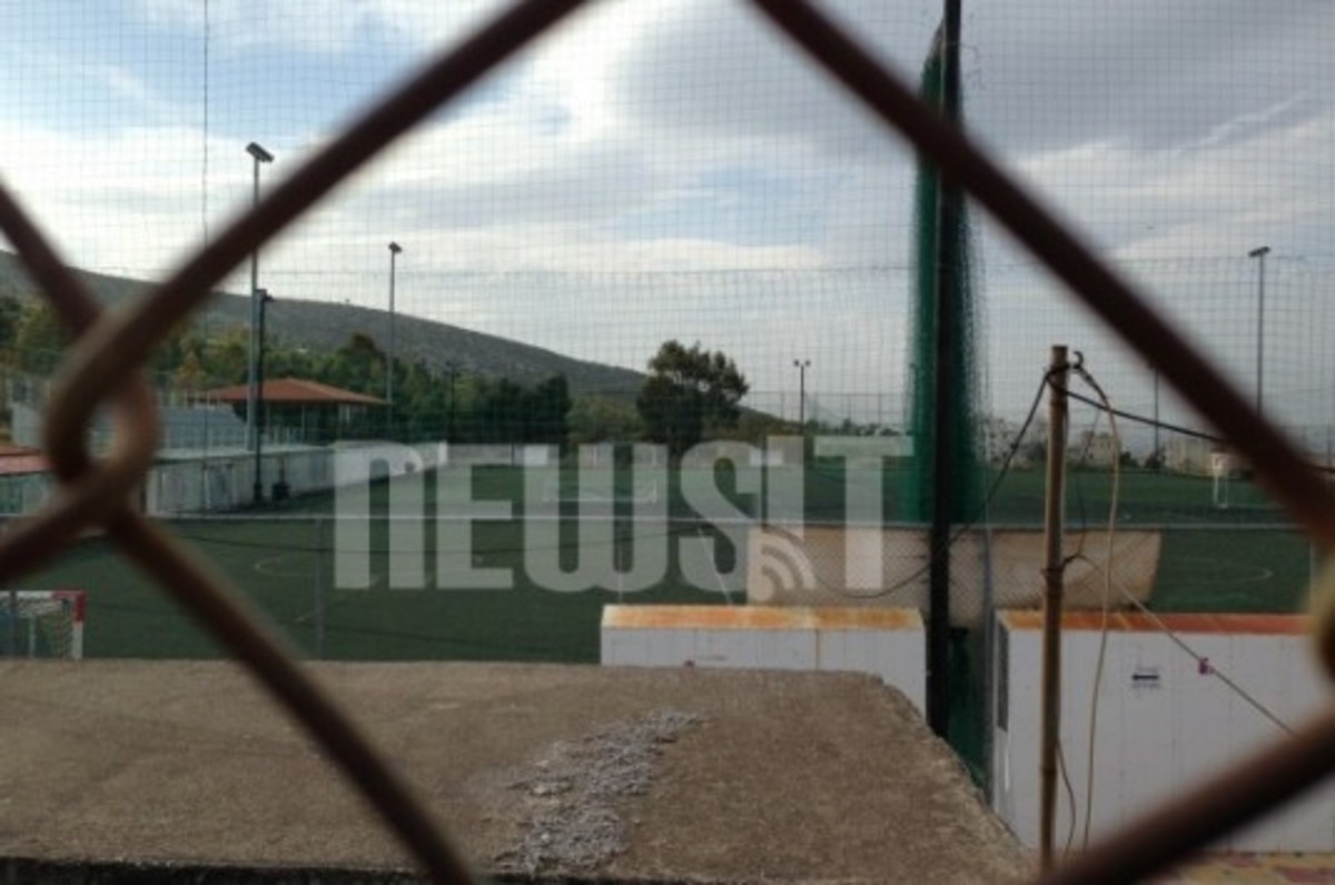 Η στιγμή που δοκάρι καταπλακώνει παιδί στο γήπεδο της Ηλιούπολης (VIDEO)