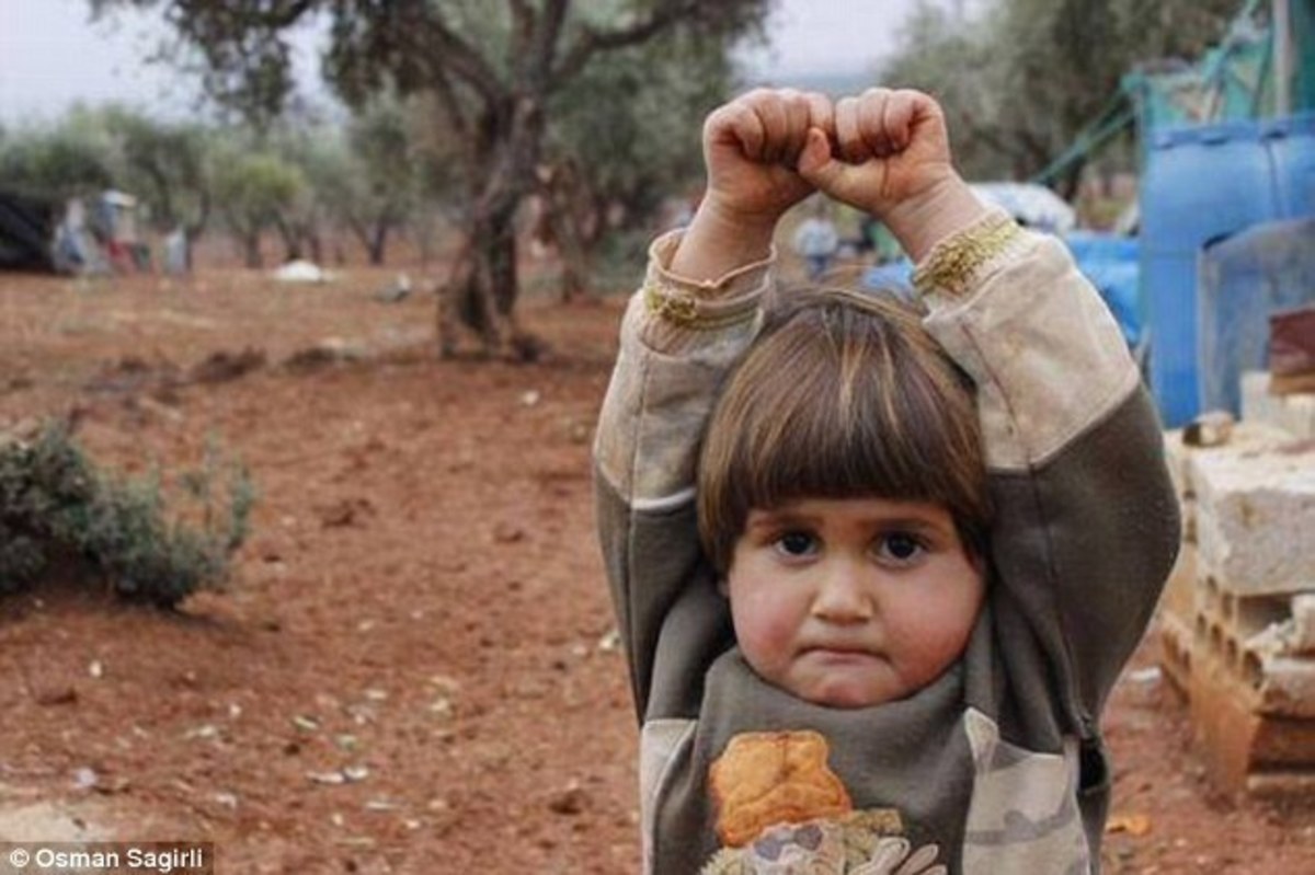 Στα χέρια της Αλ Κάιντα το κοριτσάκι που “παραδόθηκε” στον φωτογραφικό φακό!