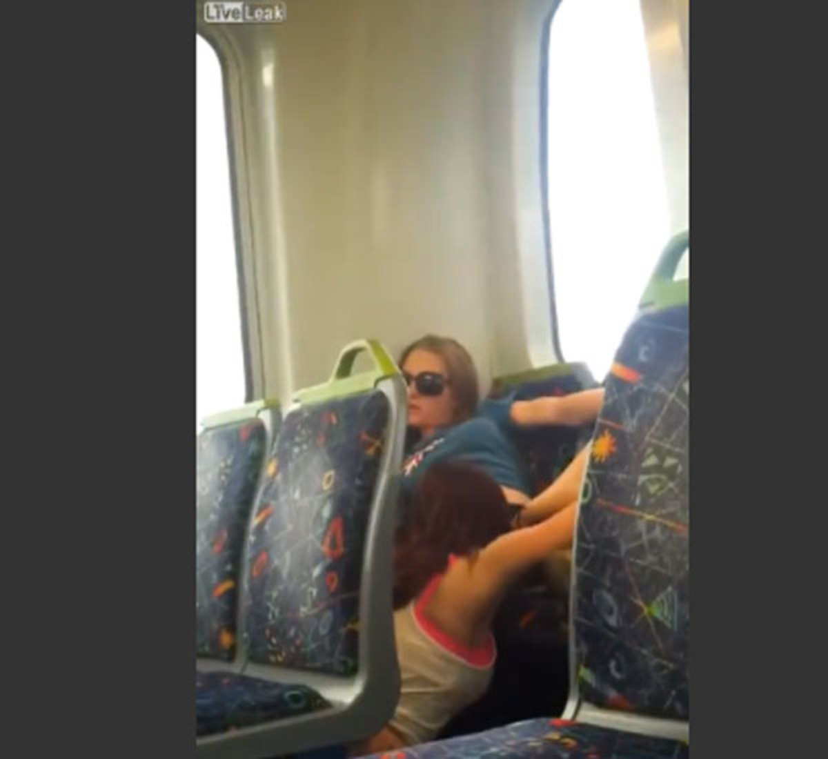 Βίντεο: Δυο κοπέλες κάνουν έρωτα μέσα σε τρένο!