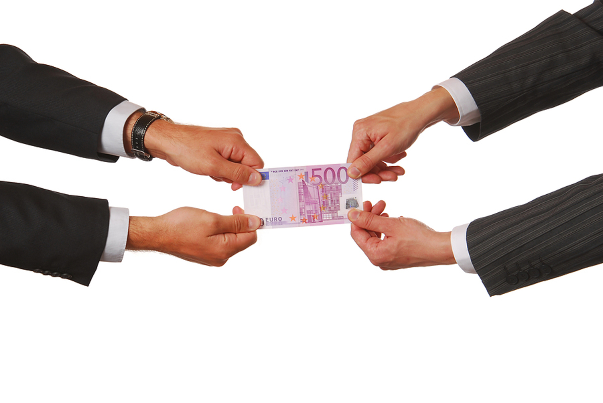 Υπάλληλος πιάστηκε στα “πράσα” να “τα παίρνει” – Τι απέγινε άραγε;