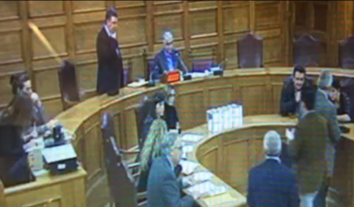 Απίστευτη γκάφα στη Βουλή