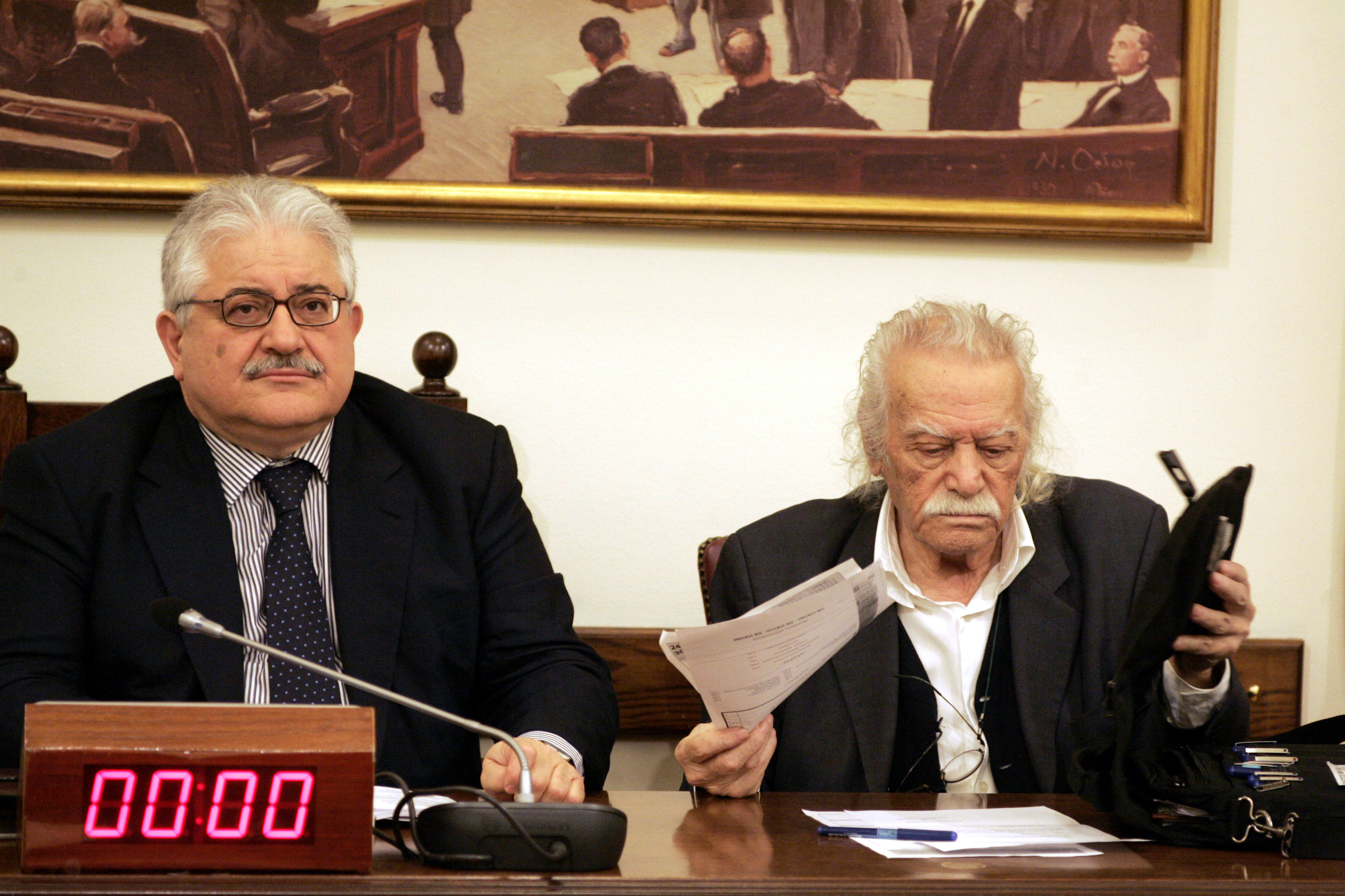 Αποχώρησε ο Γλέζος από την Επιτροπή: “Μου ήρθε ο ουρανός σφοντύλι” – Του τα έψαλε η Βούλτεψη