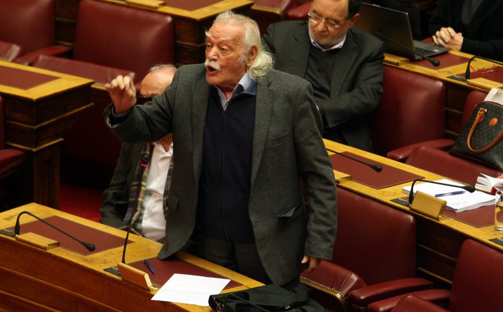 Πολιτικά “μαχαιρώματα” μετά τα γκαζάκια και τις σφαίρες! – “Λάδι στη φωτιά” έριξε ο Γλέζος