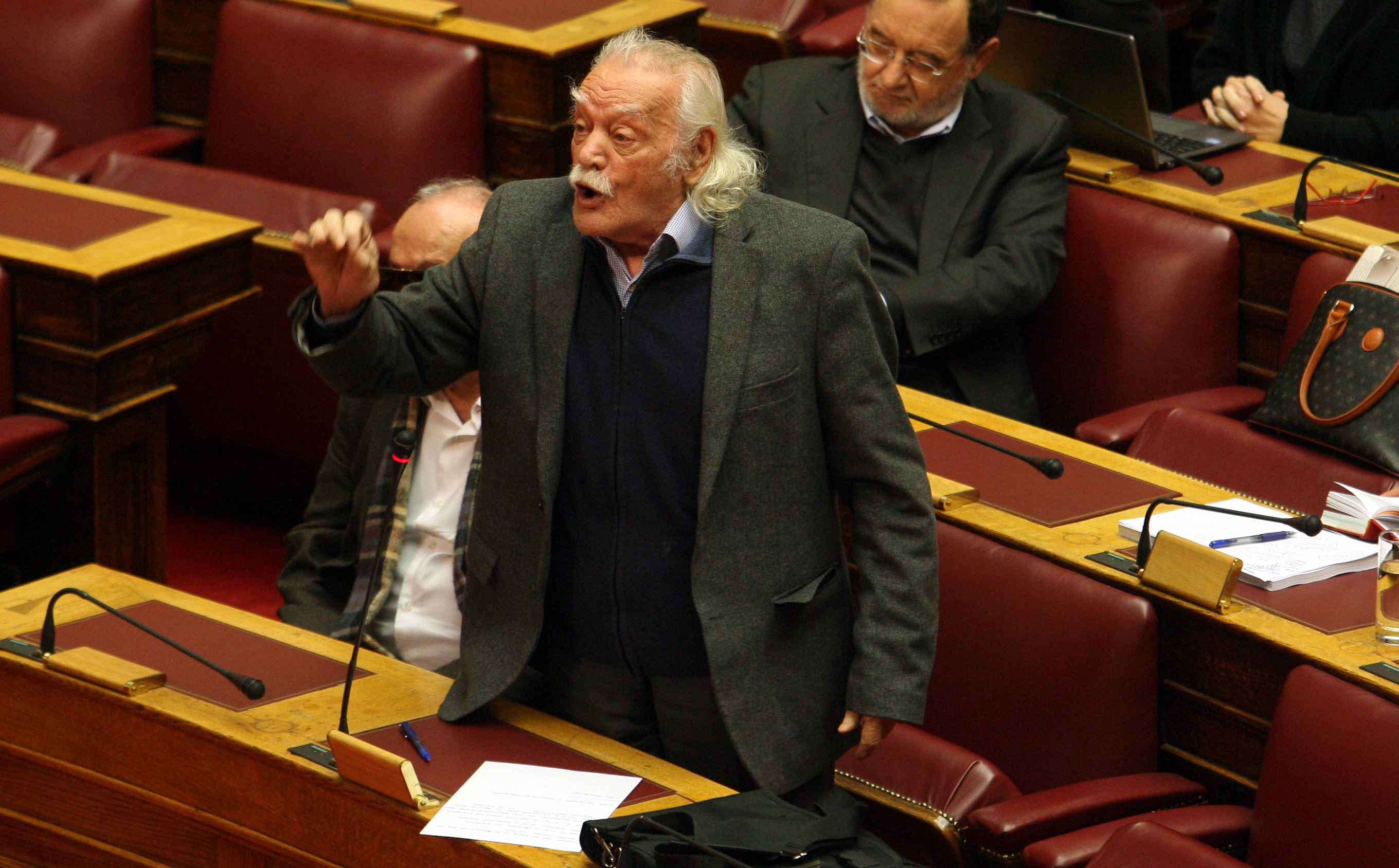 Πολιτικά “μαχαιρώματα” μετά τα γκαζάκια και τις σφαίρες! – “Λάδι στη φωτιά” έριξε ο Γλέζος
