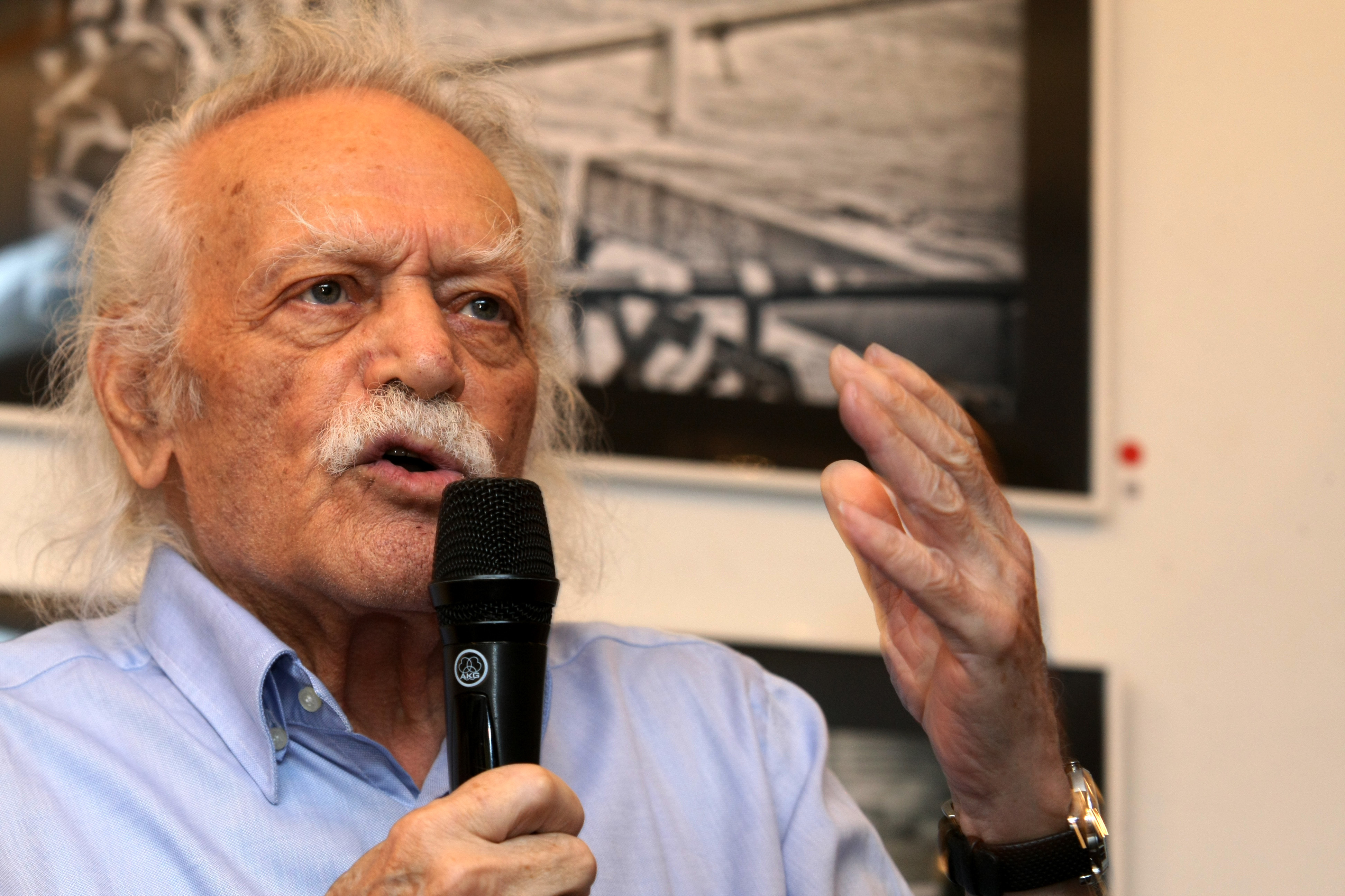 Γλέζος: «Τι θα κάνετε με την συνεχιζόμενη κατοχή της Βόρειας Κύπρου;»