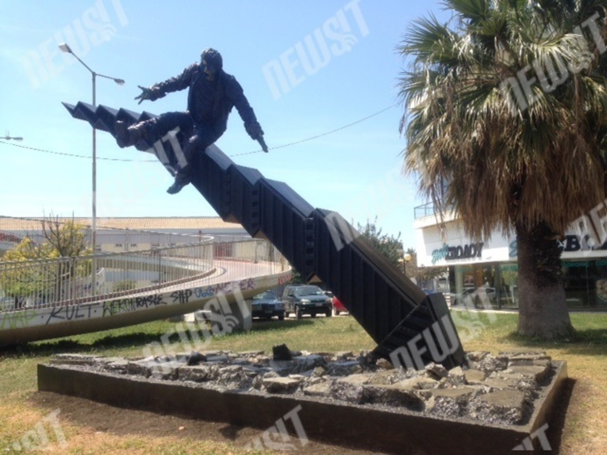Το πρώτο δημόσιο γλυπτό για την κρίση – ΦΩΤΟ κ VIDEO