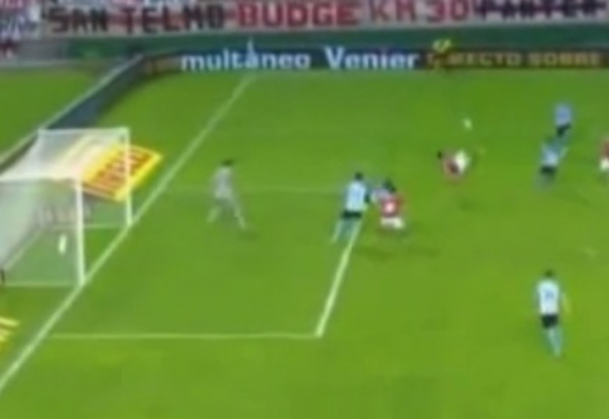 Φοβερό ανάποδο ψαλίδι από τον Αριελ Ρόχας (VIDEO)