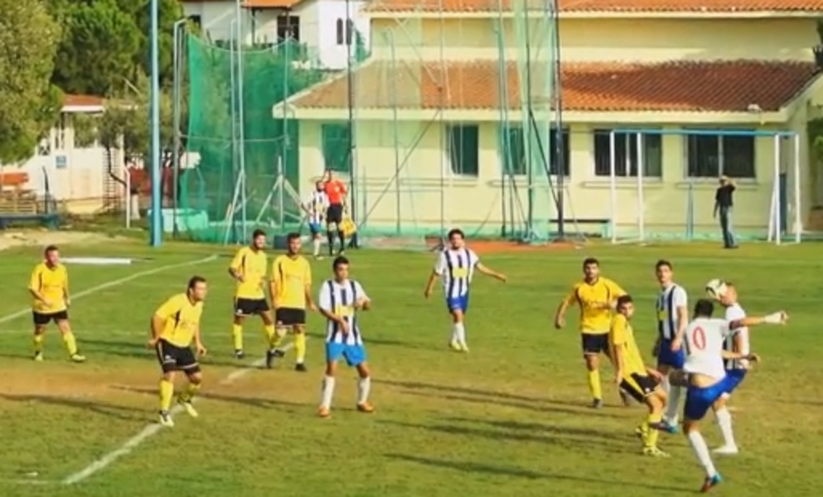 Γκολ με απίστευτη καραμπόλα σε ελληνικό ματς (VIDEO)