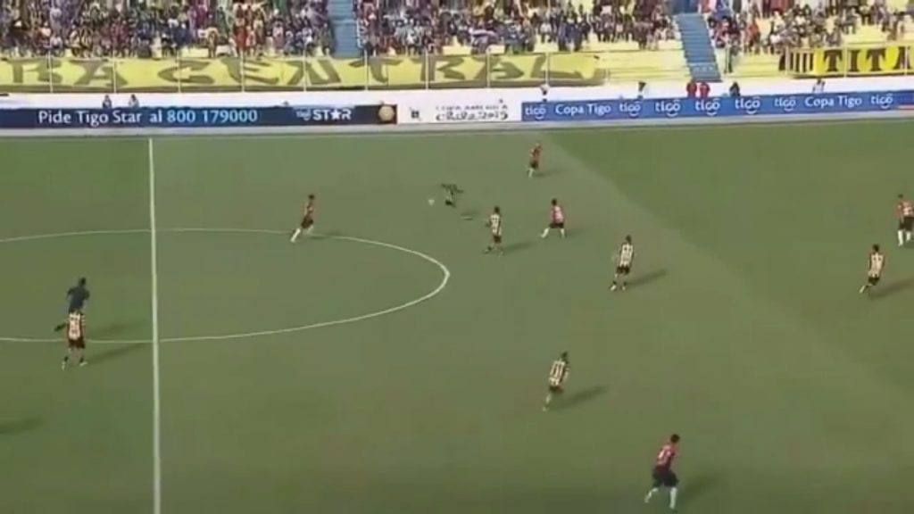 ΓΚΟΛΑΡΑ – Το σουτ της χρονιάς στη Βολιβία (VIDEO)