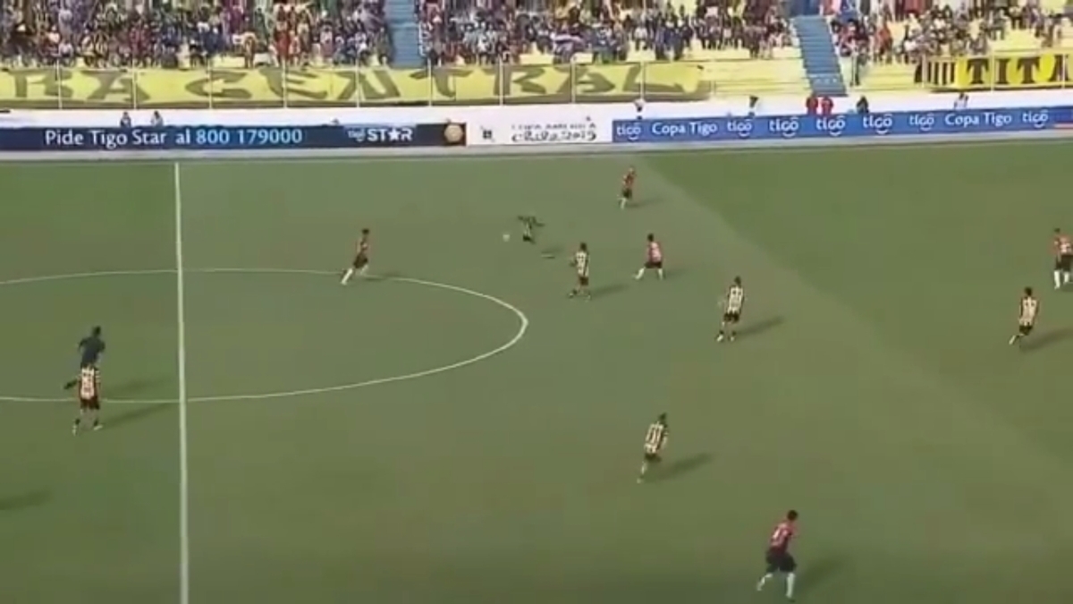 ΓΚΟΛΑΡΑ – Το σουτ της χρονιάς στη Βολιβία (VIDEO)