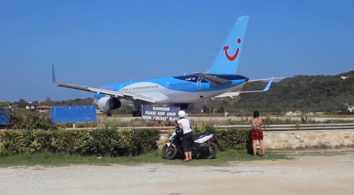 Την πήρε και τη σήκωσε! Ιπτάμενη… “γουρούνα” στη Σκιάθο (VIDEO)