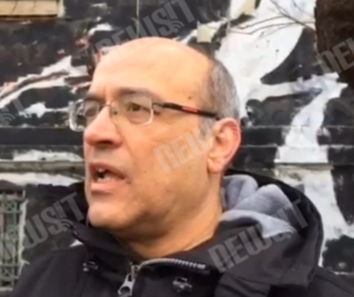 Καθαρίζουν γκράφιτι από Πολυτεχνείο