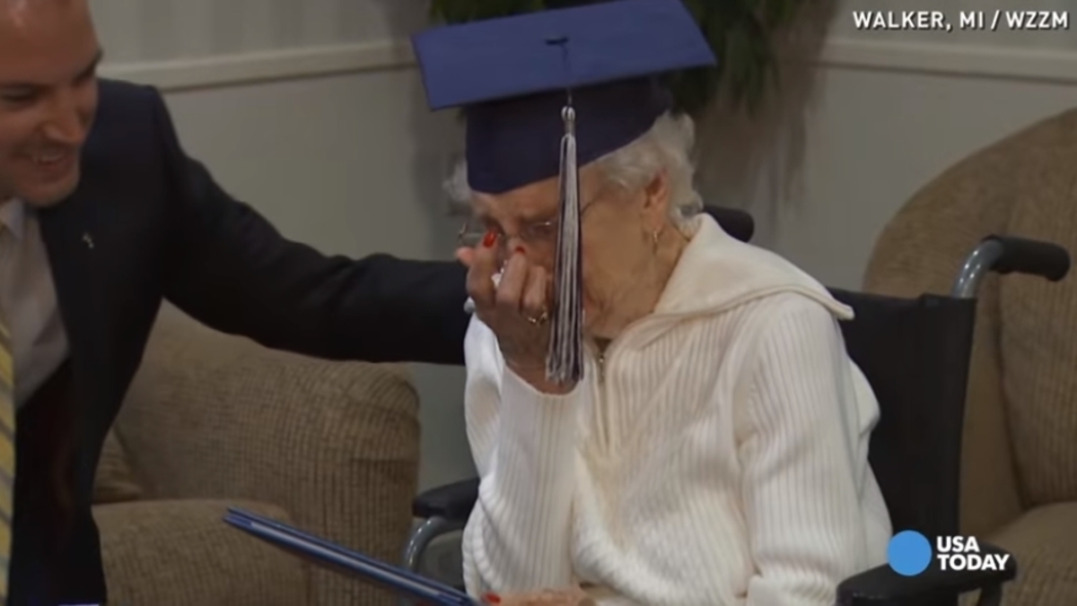 Απίστευτη συγκίνηση! Πήρε απολυτήριο στα 97