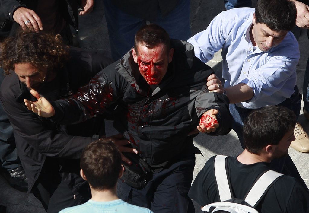 Το Σαββατοκύριακο της τυφλής βίας