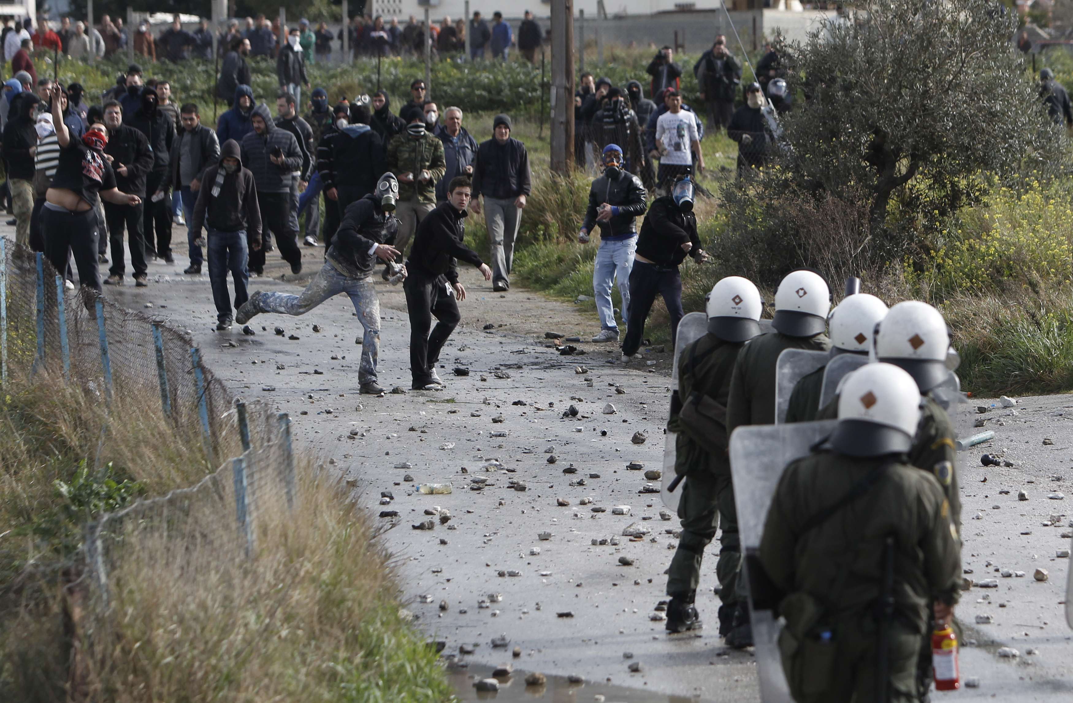 Κερατέα η ωραία. Σκουπίδια, τσιγάρα και μπόχα αφόρητη της παρακμής