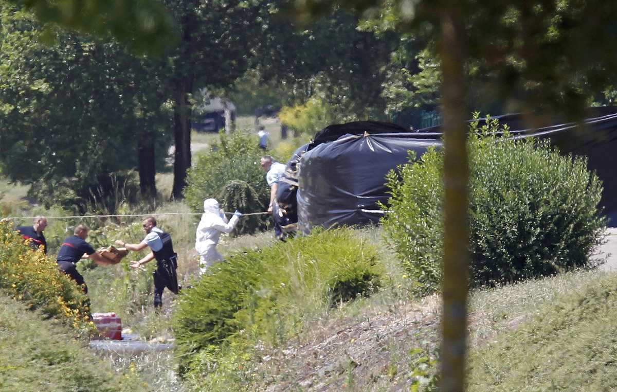 Οι τζιχαντιστές μπήκαν στην Ευρώπη! Αποκεφάλισαν άντρα και ύψωσαν σημαία του ISIS σε εργοστάσιο στη Γαλλία