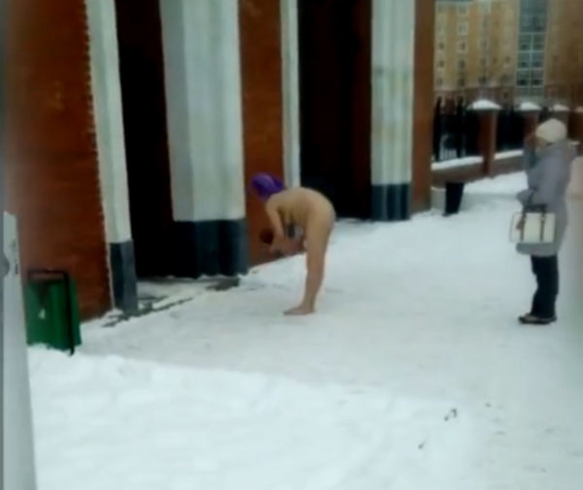 Γυναίκα γυμνή σε πόλη της Σιβηρίας με ένα μωρό στην αγκαλιά! ΒΙΝΤΕΟ