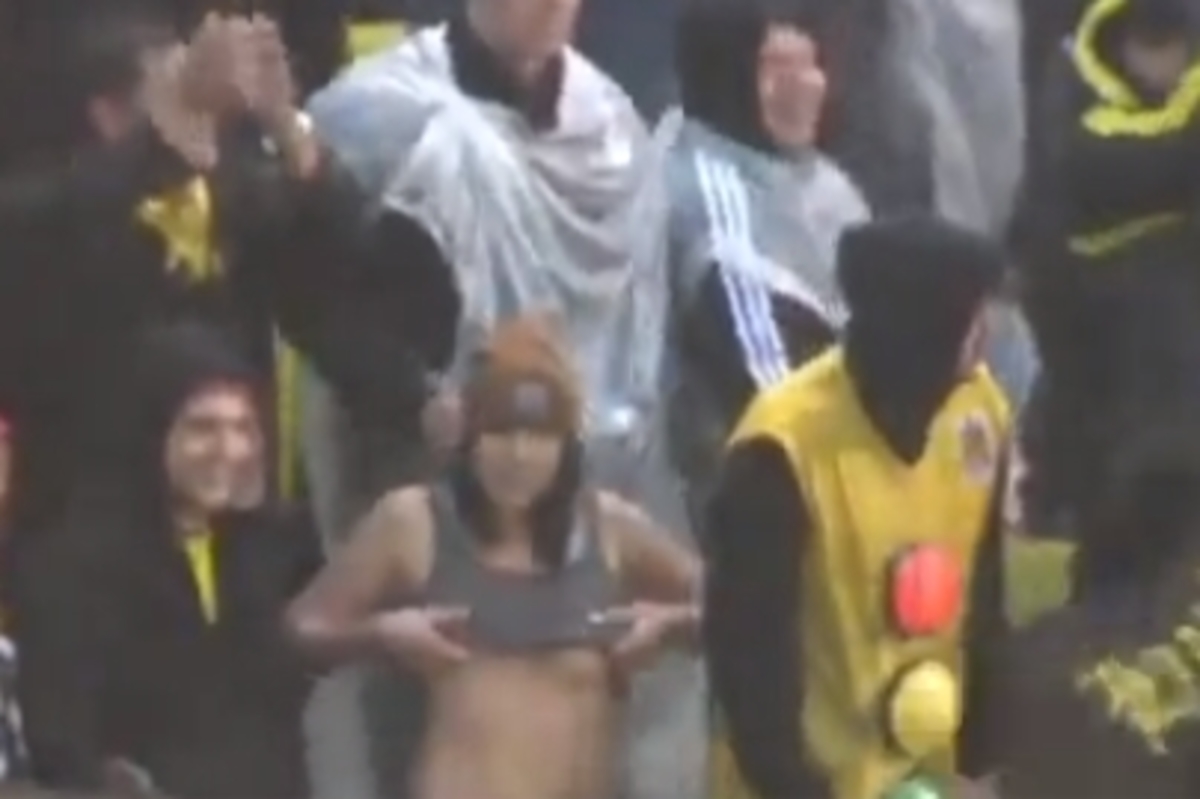 Σήκωσε τη μπλούζα της για να ευχαριστήσει τους παίκτες(VIDEO)