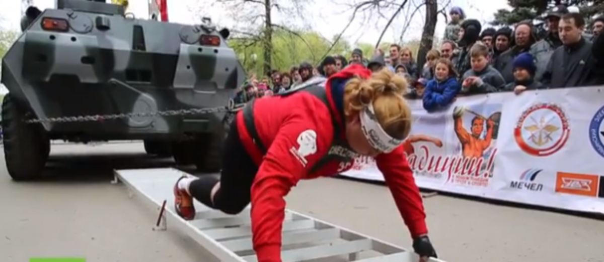 ΒΙΝΤΕΟ: Η γυναίκα “σέρνει τεθωρακισμένο”