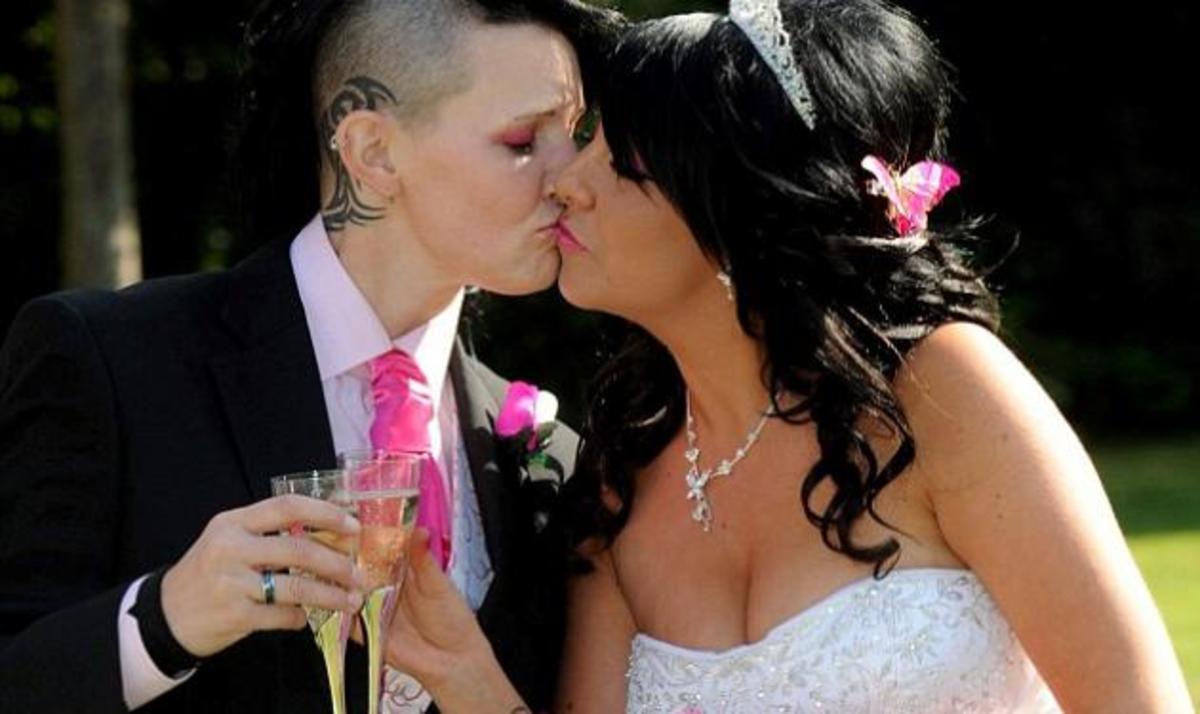 Παράτησε 3 άντρες στην εκκλησία και στο τέλος παντρεύτηκε την γυναίκα που θα γινόταν κουμπάρα της!