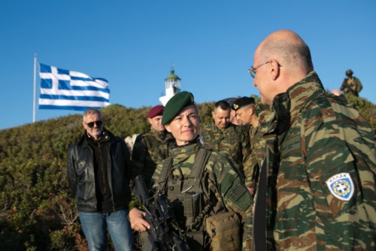 Η υπολοχαγός που άφησε τον Υπουργό Άμυνας άφωνο! ΒΙΝΤΕΟ – ΦΩΤΟ