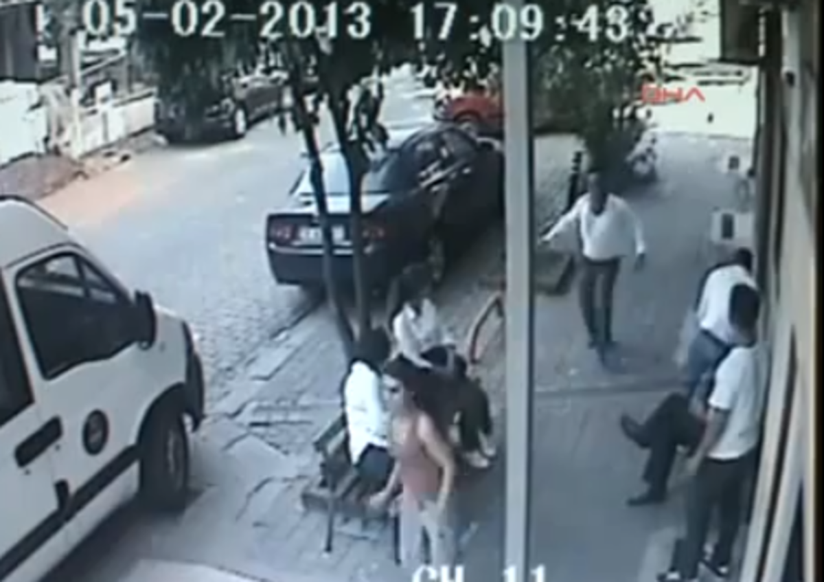 ΒΙΝΤΕΟ – Τουρκία: Κυνηγά με μαχαίρι τη γυναίκα του για να τη σκοτώσει