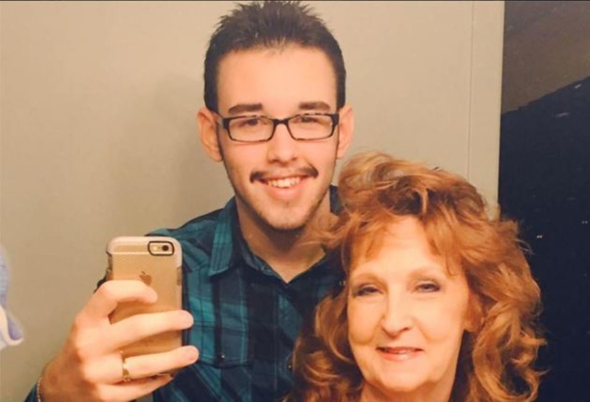 Η πενθούσα 71χρονη μητέρα γνώρισε τον 17χρονο στην κηδεία του γιου της και… τρεις βδομάδες μετά τον παντρεύτηκε! (ΦΩΤΟ)