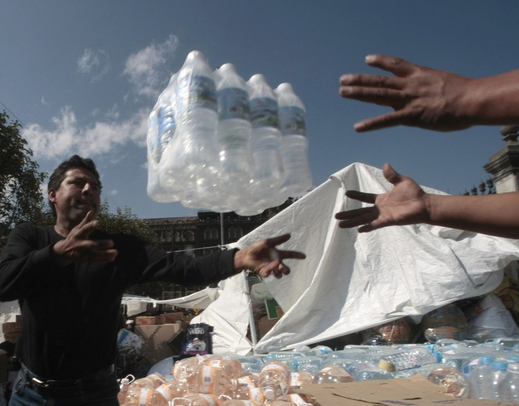 Στο Μεξικό συγκεντρώνουν μπουκάλια νερού με προορισμό το Πορτ ο Πρενς. ΦΩΤΟ REUTERS