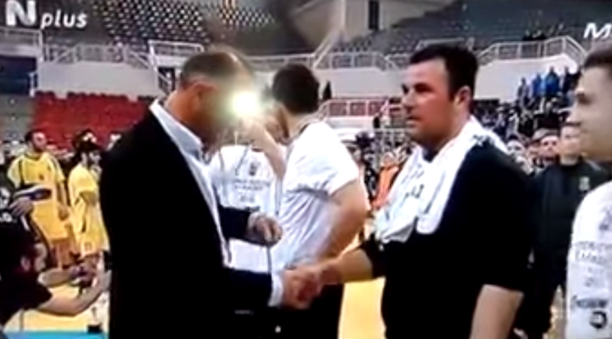Μετάλλιο… παρέλαβε και οπαδός του ΠΑΟΚ στο χάντμπολ (VIDEO)
