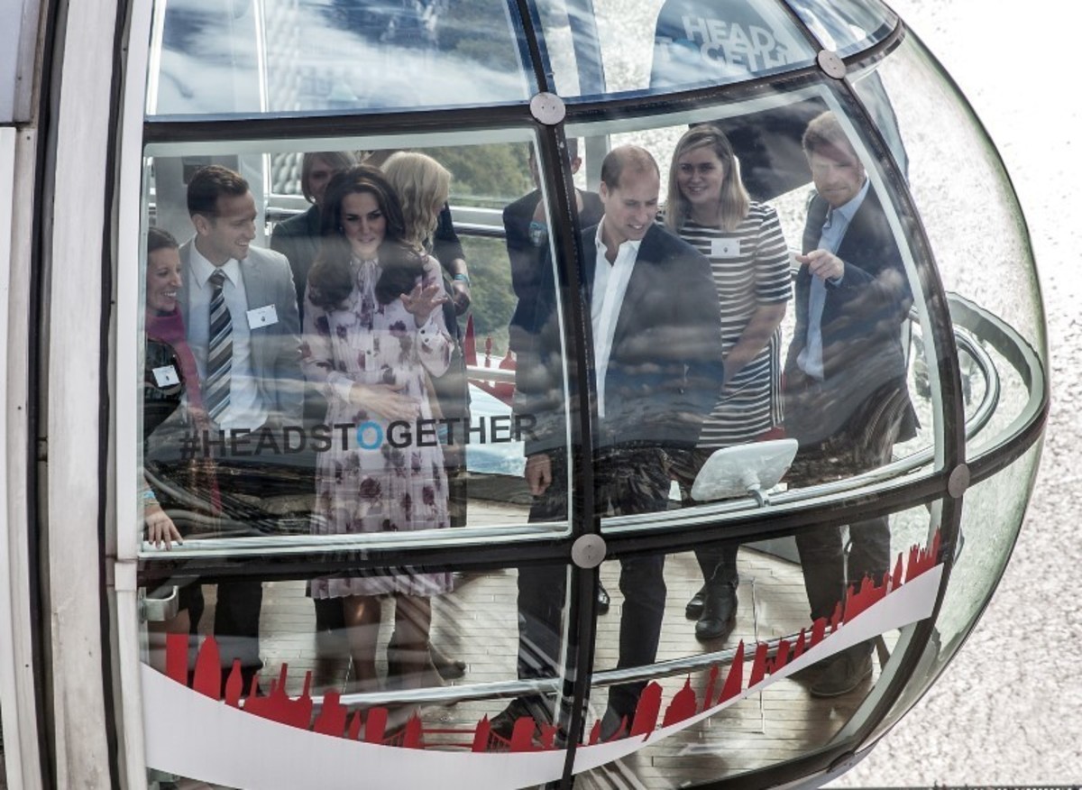 Ο πρίγκιπας Χάρι έκανε ό,τι όλοι μέσα στο London Eye! Χαιρετούσε τη γιαγιά του [pics,vid]