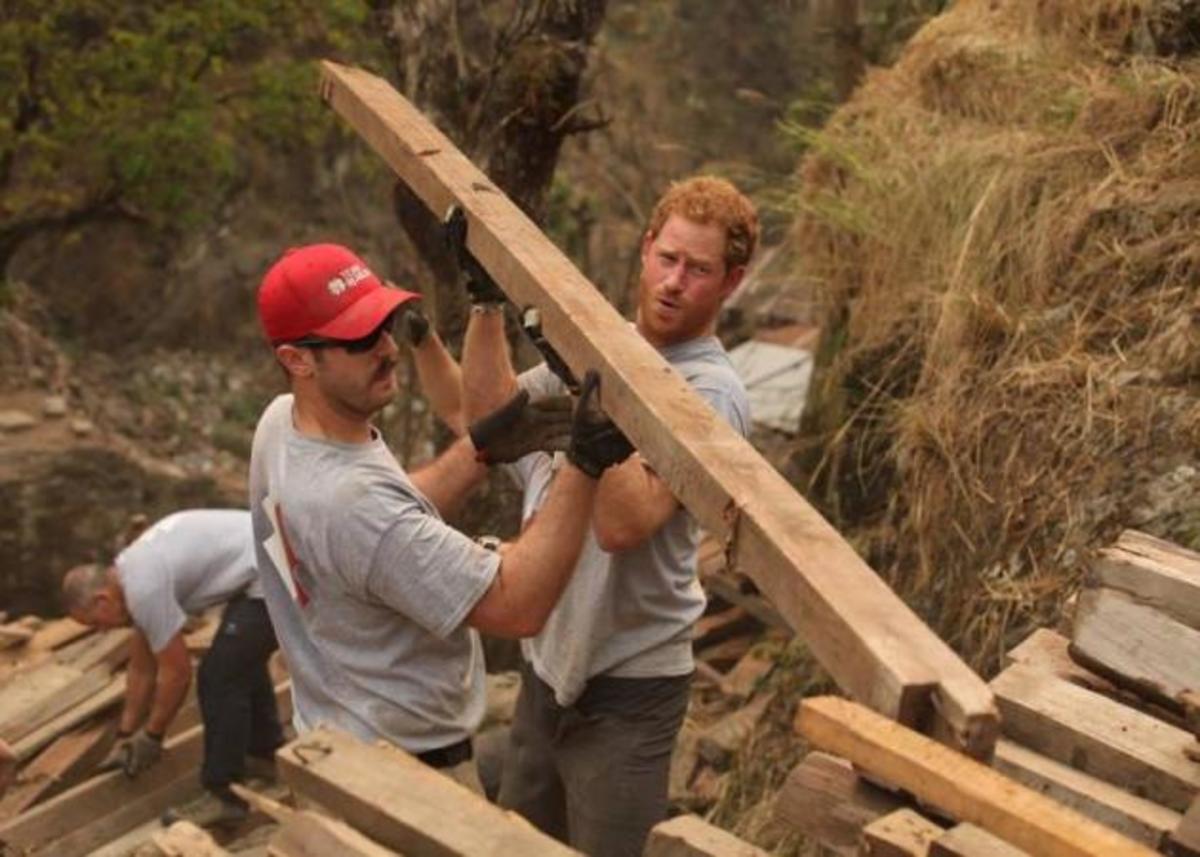 Ο πρίγκιπας Harry… ο “ήρωας” – Με ομάδα εθελοντών στο Νεπάλ για να βοηθήσει τους σεισμόπληκτους!