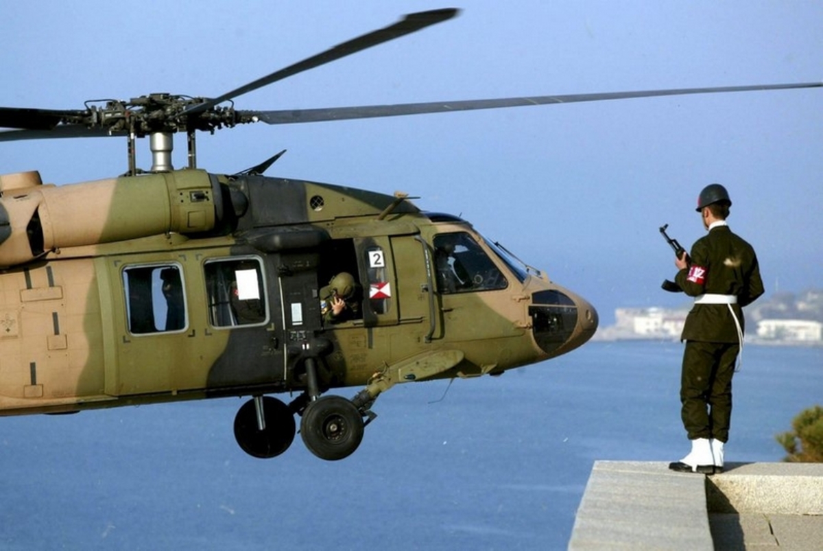 Ελικόπτερο με δικαστικούς και στρατιωτικούς συνετρίβη στην Τουρκία