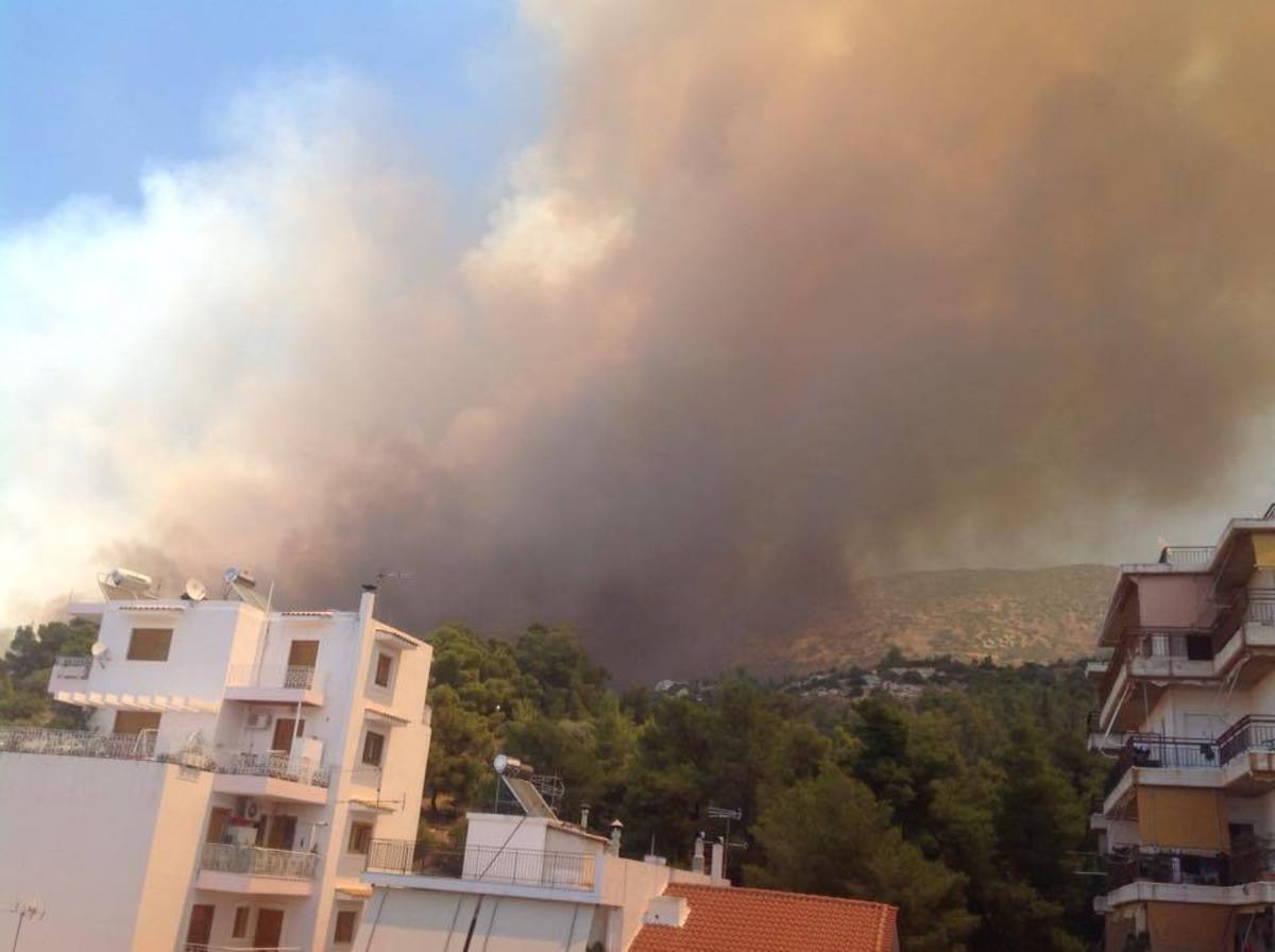 Φωτιά τώρα: Πύρινα μέτωπα σε Υμηττό, Καρέα, Ηλιούπολη και Λακωνία