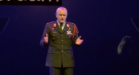 “Βούτυρο ή κανόνια” – Στρατηγός που έχασε το γιό του σε πόλεμο δίνει απάντηση – Βίντεο