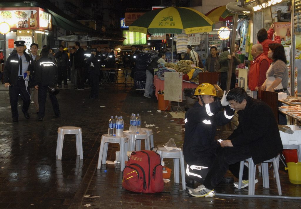 Οι τραυματίες λαμβάνουν τις πρώτες βοήθειες σε κεντρική αγορά του Χονγκ Κονγκ. ΦΩΤΟ REUTERS