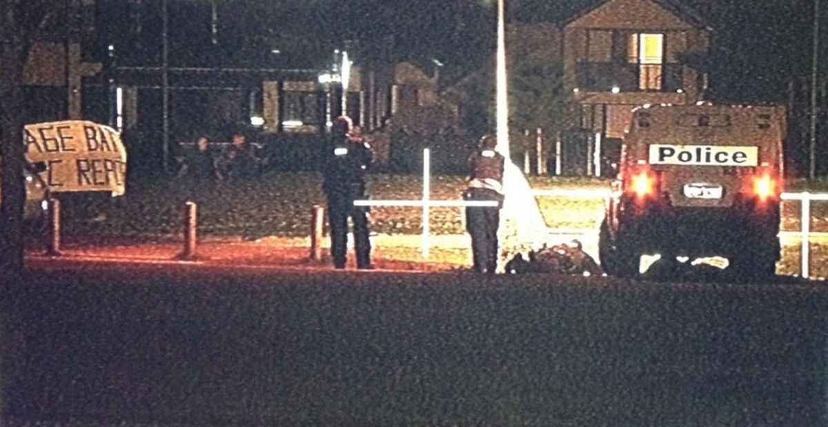 Άντρας ζωσμένος με εκρηκτικά κρατά όμηρο στην Αυστραλία