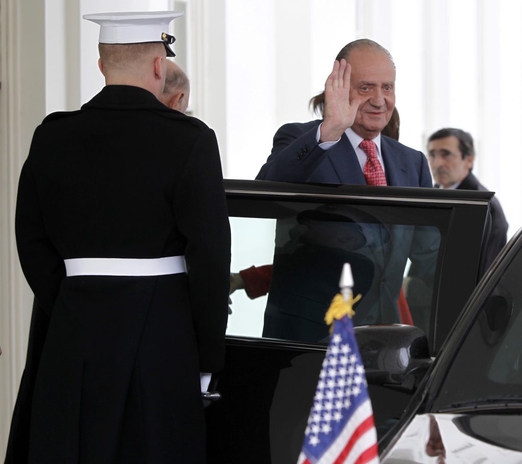 Ο βασιλιάς της Ισπανίας Χουάν Κάρλος βγαίνει από τον Λευκό Οίκο. ΦΩΤΟ REUTERS