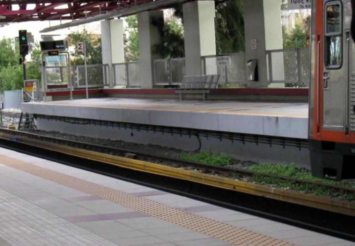Έπεσε στις γραμμές του τρένου στην Αττική