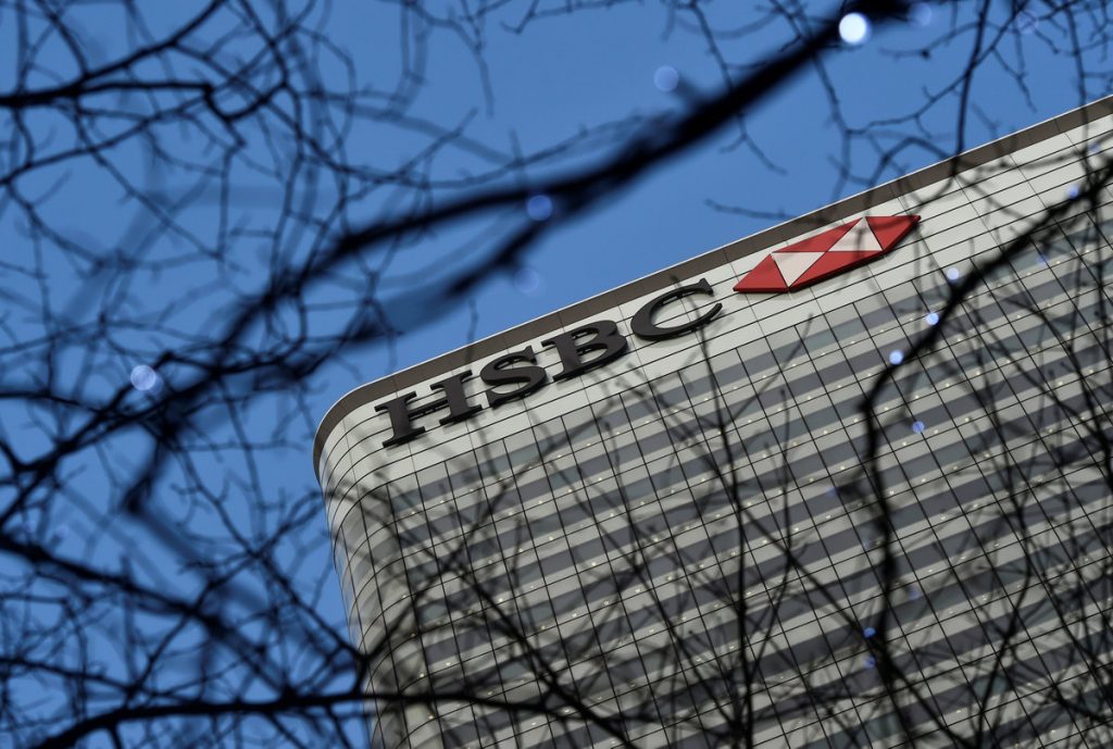 HSBC: Κλείνει καταστήματα, καταργεί θέσεις εργασίας