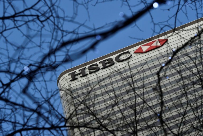 HSBC: Κλείνει καταστήματα, καταργεί θέσεις εργασίας